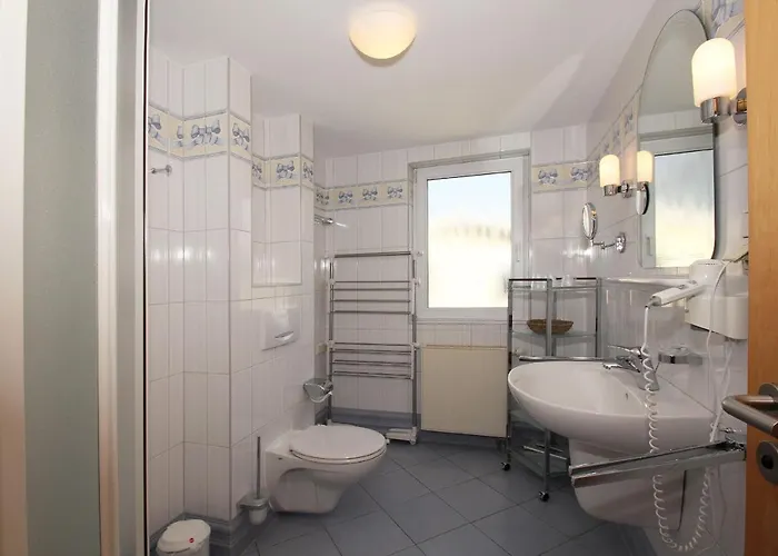 Mit Meerblick Und Balkon, Gratis Nutzung Vom Ahoi Erlebnisbad Und Sauna In Sellin - Meeresblick 27 Apartman